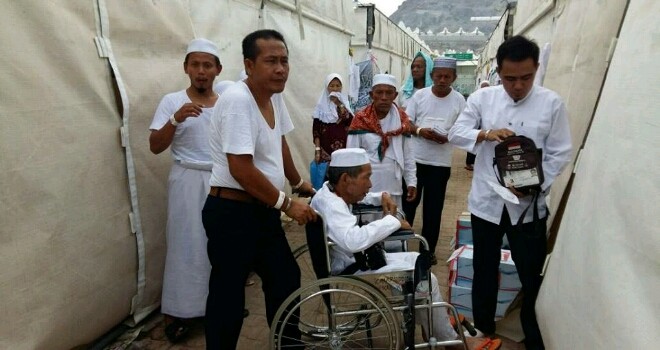 Salah seorang jamaah menggunakan kursi roda saat berada di Mina.